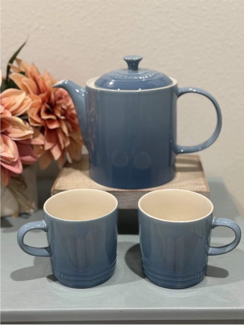 Le Creuset Grand Teapot Chambray 1.3L
& 2350ml Coffee/tea Mugs